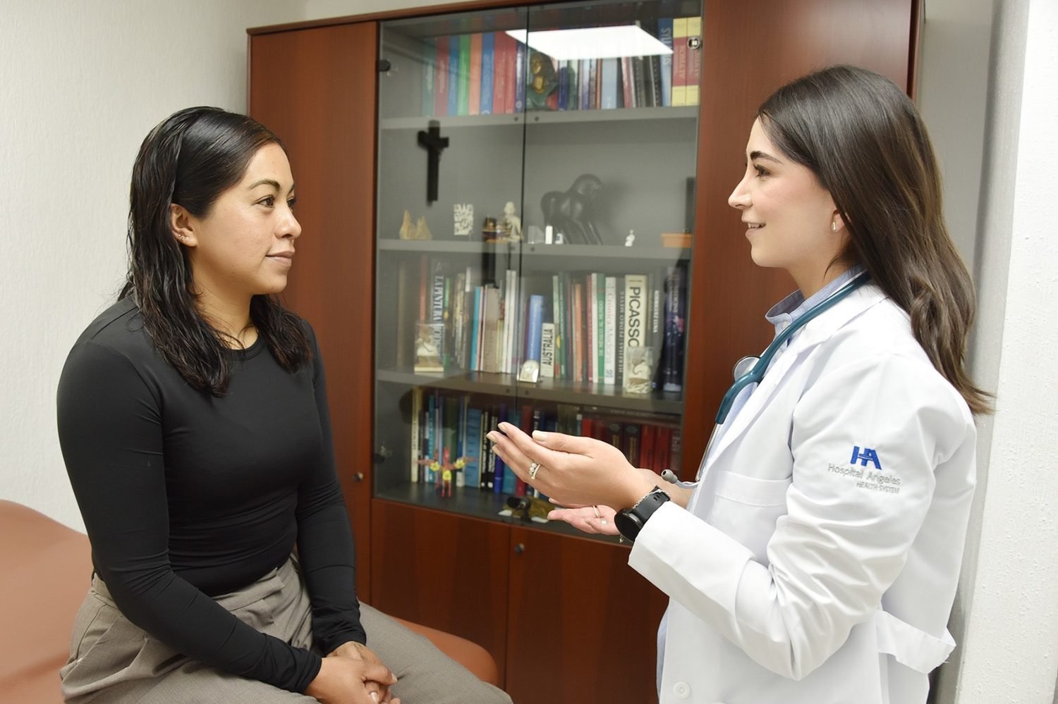 La Dra. Del Río explica el diagnóstico a su paciente durante la consulta